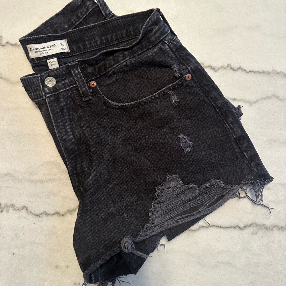 Abercrombie and Fitch Curve Love Mid Rise Boyfriend Shorts. Black. Size 30